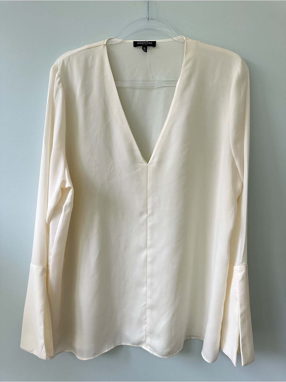 Kenneth Cole cream V neck Blouse XL